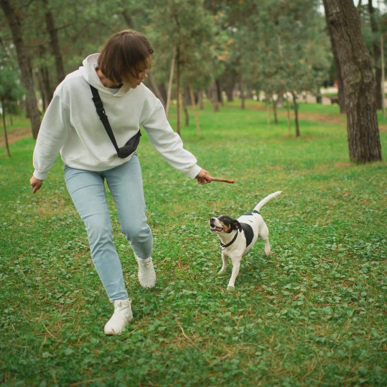 Kobieta bawiąca&nbsp;się z&nbsp;psem
